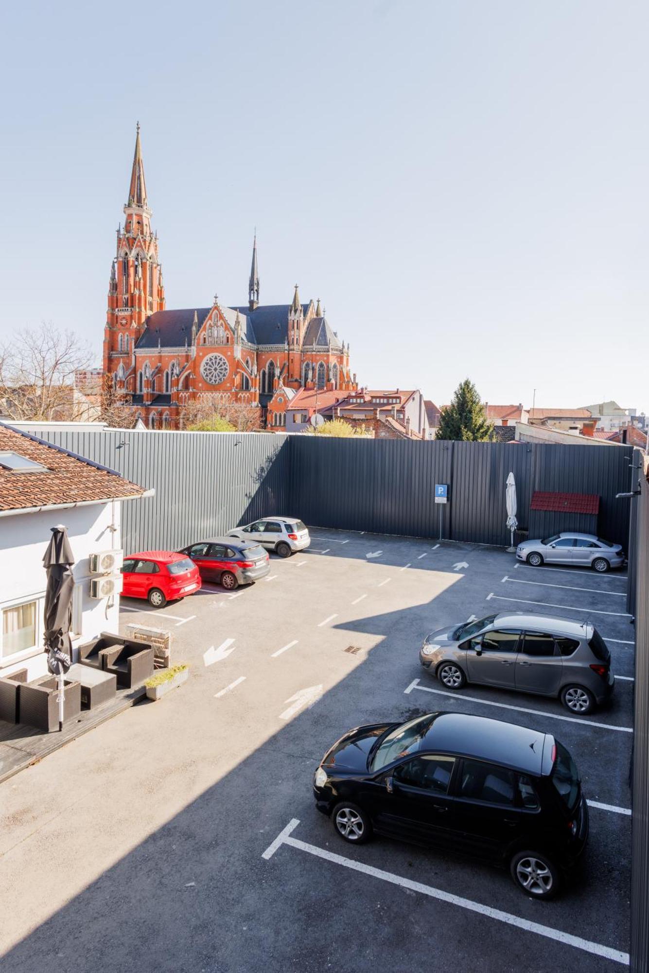 Pansion Strossmayer Osijek Buitenkant foto